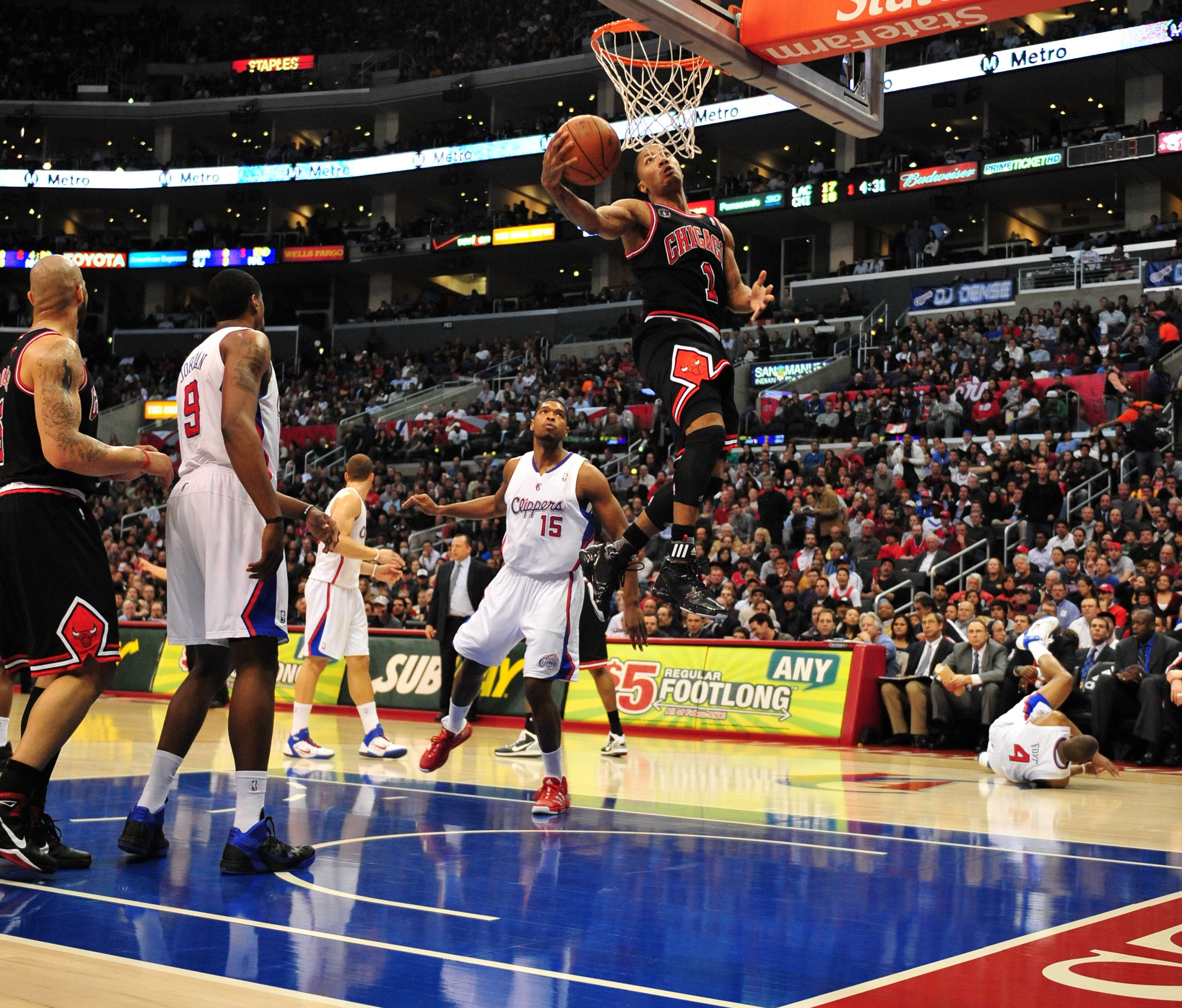 关于新秀球员表现抢眼，引发球迷热议的信息